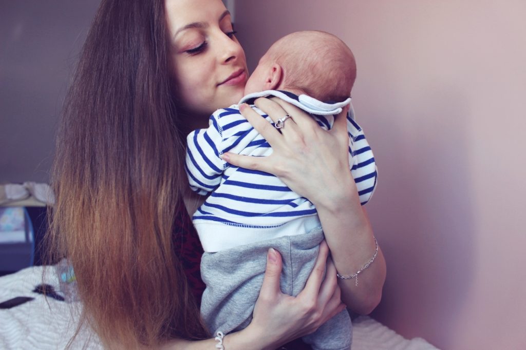 zdjęcie przytulanie dziecka