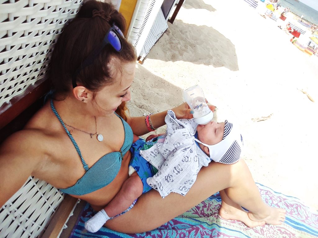 na plaży z niemowlakiem