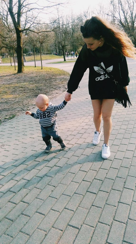 mama i syn, pierwsze kroki