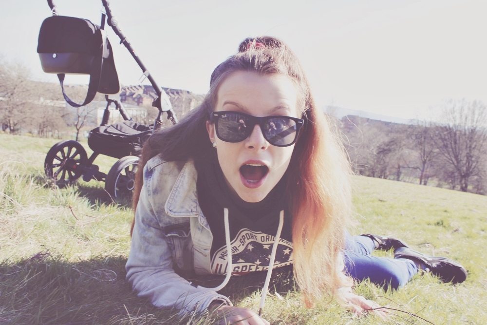 kobieta z wózkiem dziecięcym