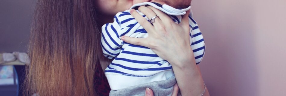 zdjęcie przytulanie dziecka