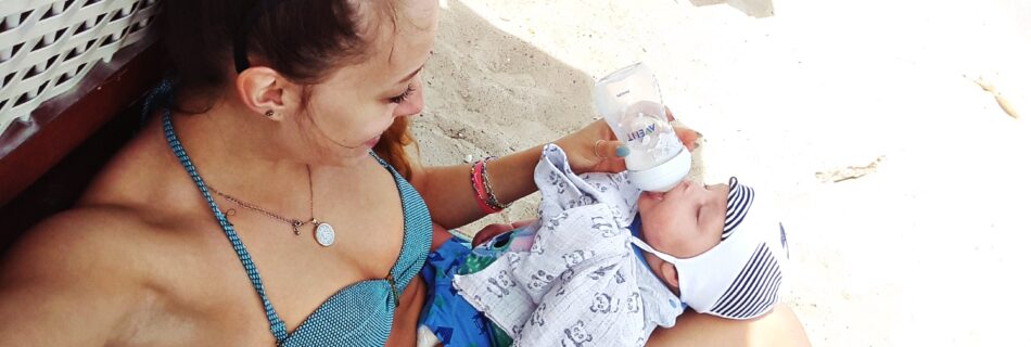 na plaży z niemowlakiem